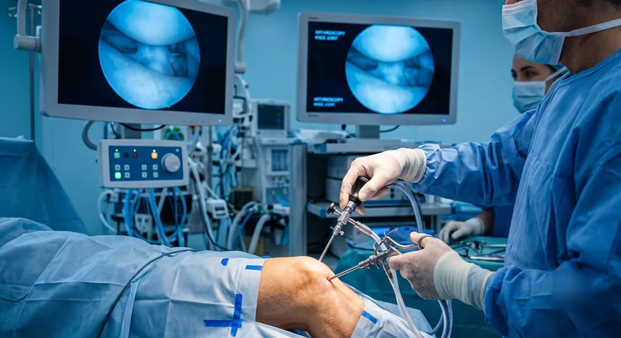Cirujano realizando una artroscopia de rodilla en quirófano